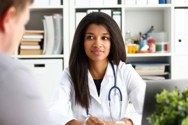 Bella nero sorridente medico femminile parlare con — Foto Stock