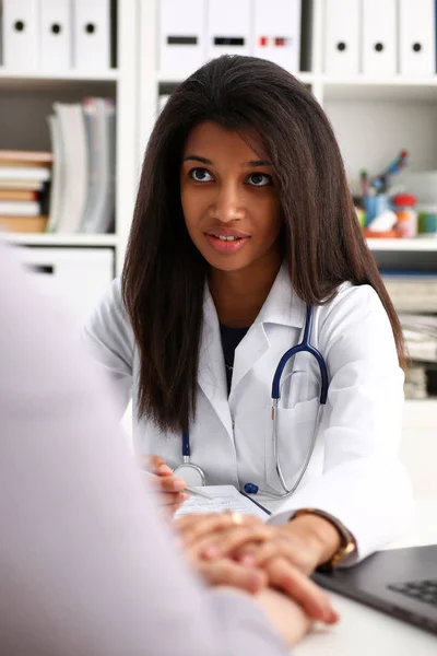 Freundliche Ärztin hält männlichen Patienten — Stockfoto