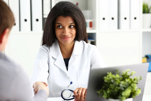 Arzt schüttelt dem Patienten zur Begrüßung die Hand — Stockfoto