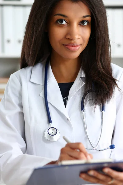 Krásné, usmívající se drží ženský lékař — Stock fotografie