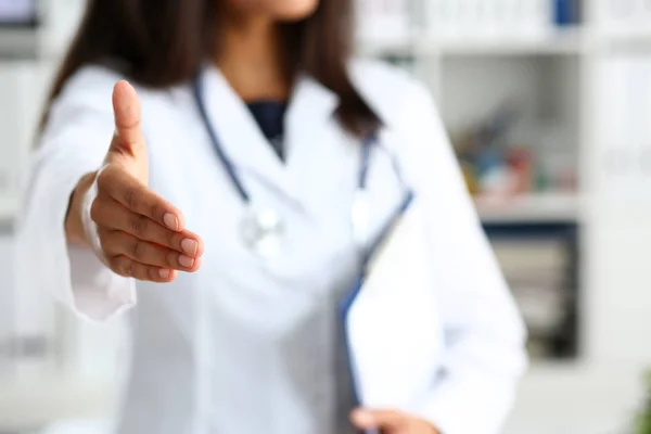 Доктор тремтить рукою як привіт з пацієнтом — стокове фото