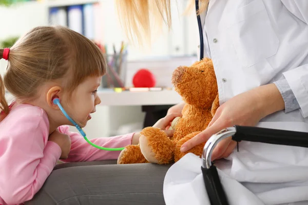 Küçük kızın kadın elini tut stetoskop dinle — Stok fotoğraf
