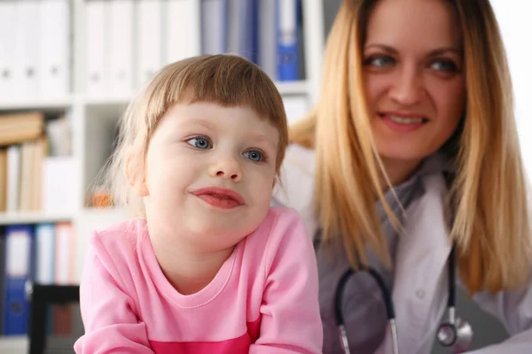 Criança pequena na recepção do pediatra — Fotografia de Stock