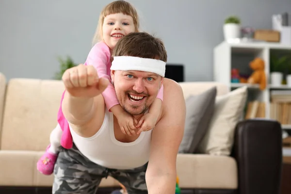 Sorrindo alegria feliz filha jogar com o pai — Fotografia de Stock