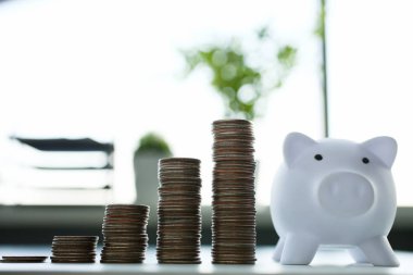 Grafik ofiste tabloda yatan sikke