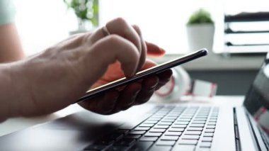 İşadamı hipster telefon arka planını tutar