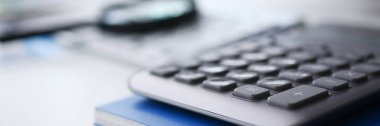 Gümüş hesap makinesi ve Pano mali istatistikler