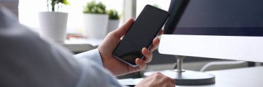 İşadamı hipster telefon arka planını tutar