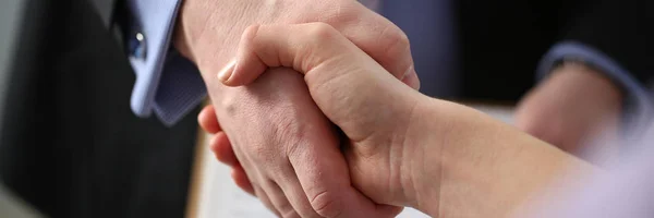 Hombre de traje y corbata dan la mano como hola en la oficina — Foto de Stock