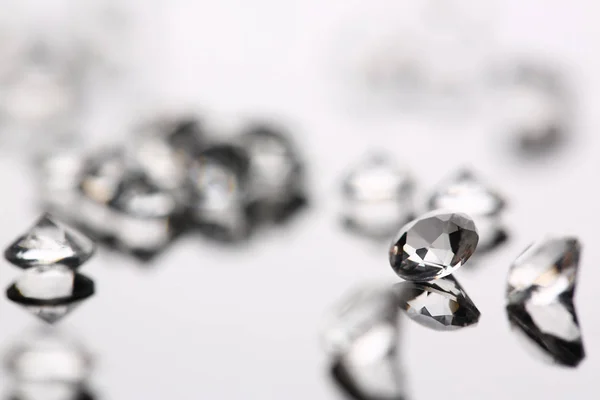 Розсіювання білих зіркових алмазів на чорному — стокове фото