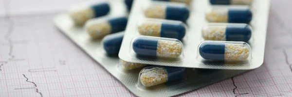 Vakumlu ambalaj kapsül pill yatıyor — Stok fotoğraf