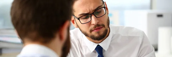 Grupp av affärsmän med finansiella graph och silver penna — Stockfoto