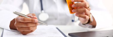 Kadın siyah tıp Doktor elini tutun kavanoz