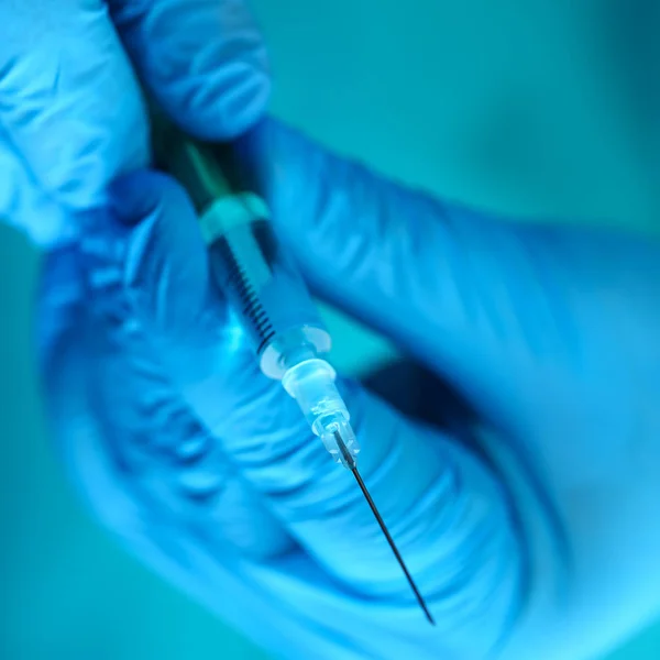 Braços do injetor médico em seringa de retenção uniforme estéril — Fotografia de Stock