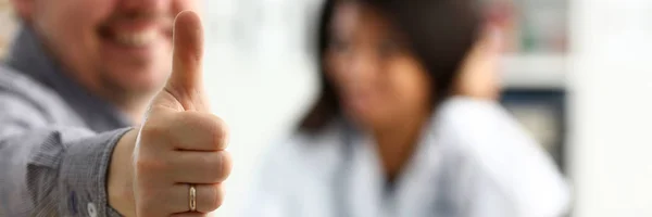 Hombre mostrando signo ok con el pulgar hacia arriba en el médico —  Fotos de Stock
