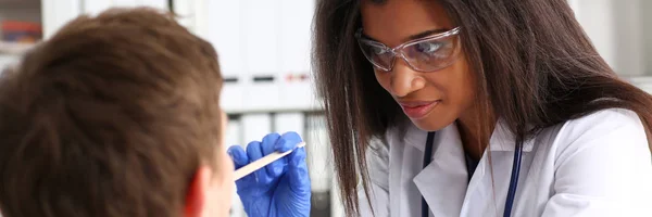 Bella nero sorridente medico femminile parlare con — Foto Stock