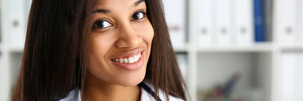 Bonito preto sorridente feminino médico retrato — Fotografia de Stock