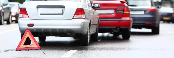 Accident de voiture rouge et argent après la pluie — Photo