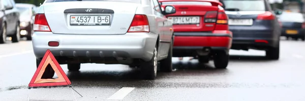 Accident de voiture rouge et argent après la pluie — Photo