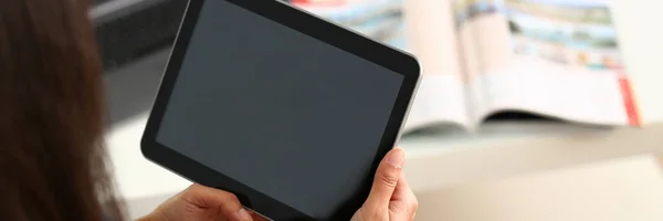 Weibliche Hand hält Tablet im häuslichen Umfeld, während — Stockfoto