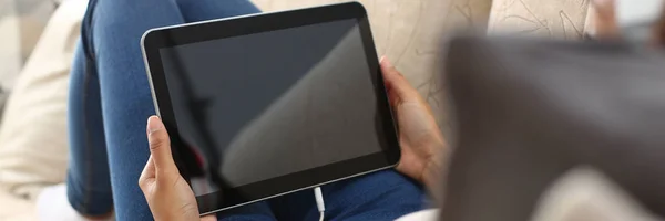Weibliche Hand hält Tablet im häuslichen Umfeld, während — Stockfoto