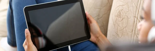 Feale Hand hält Tablet zu Hause, während — Stockfoto