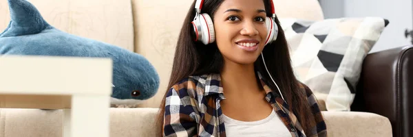 Negro ordinario mujer diseñador lugar de trabajo — Foto de Stock