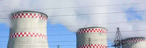 Staden värmekraftverk bakgrund av blå — Stockfoto