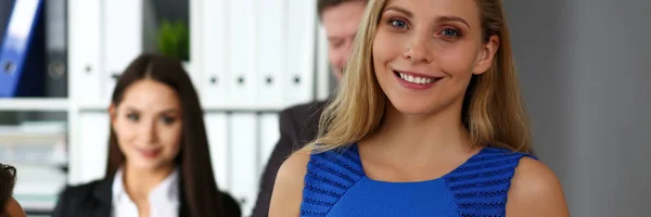Hermosa chica sonriente empleada vistiendo vestido azul —  Fotos de Stock