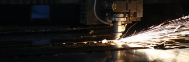 Kıvılcımlar metal işleme için makine başını uçurur