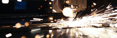 Kıvılcımlar metal işleme için makine başını uçurur