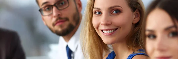 Vackra leende kontorist flicka klädd i blå sundress — Stockfoto