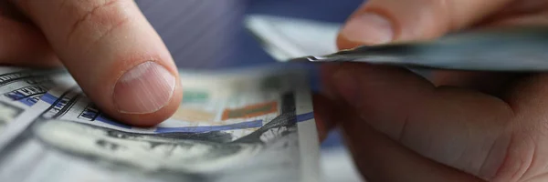 El empresario considera dólares en efectivo en la oficina — Foto de Stock