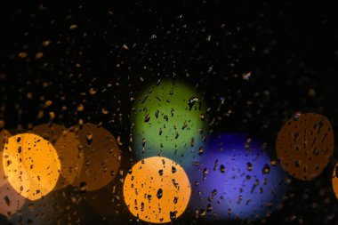 Gece şehrinin bulanık arka planı