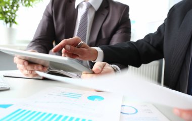 İki iş adamı arıyoruz ve