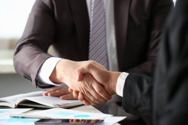 Takım elbiseli adam Merhaba ofis olarak el sallamak