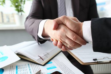 Takım elbiseli adam Merhaba ofis olarak el sallamak