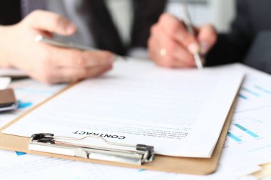 Erkek kolundan uygun ve dolgu kısaltıldı formu yastık gümüş kalem portre ile kravat. İşareti jest okumak Paktı satış aracı banka işi yapacak Not kredi kredi ipotek Yatırım Finans executive Şef yasal takım çalışması yasa