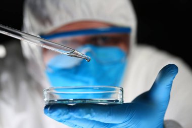 Mikroskop tutun test tüpüne bakmak erkek kimyager