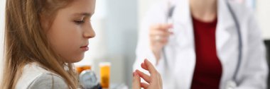 Küçük çocuk, çocuk doktoru receptionhold parmak