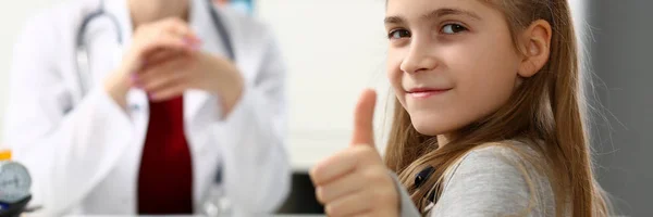 Menina pequena feliz segurar ursinho de pelúcia — Fotografia de Stock