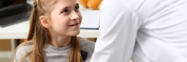 Çocuk doktoru resepsiyonda küçük çocuk