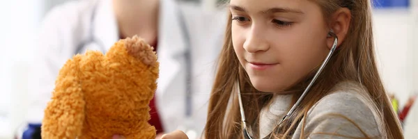 La mano femenina de la niña sostiene el estetoscopio escuchar — Foto de Stock