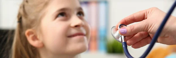 Niño pequeño en la recepción del pediatra — Foto de Stock