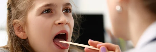 Un niño pequeño en un examen médico — Foto de Stock