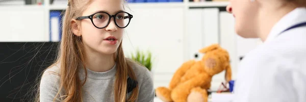 Kleines Kind beim Kinderarzt — Stockfoto