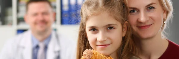 Sorrindo pequena medicina infantil e médico — Fotografia de Stock