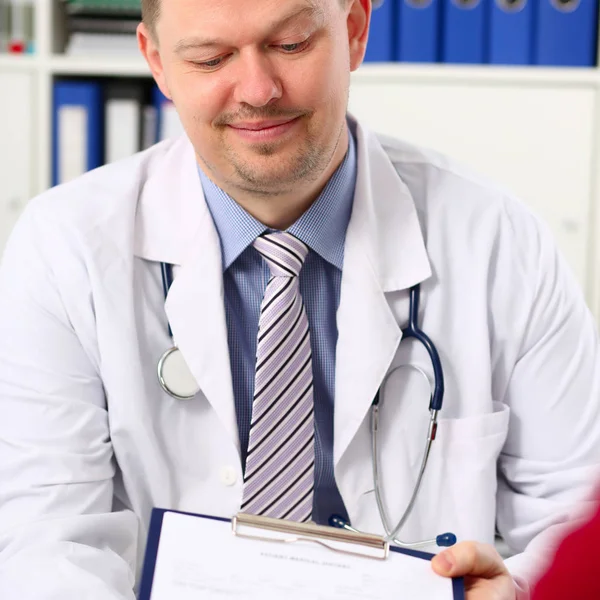 Bello sorridente medico maschio parlare con — Foto Stock