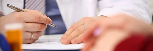Manliga läkare handfattning silver penna fyllning — Stockfoto