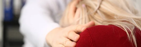 Joven médico masculino sostiene enfermo paciente a mano —  Fotos de Stock